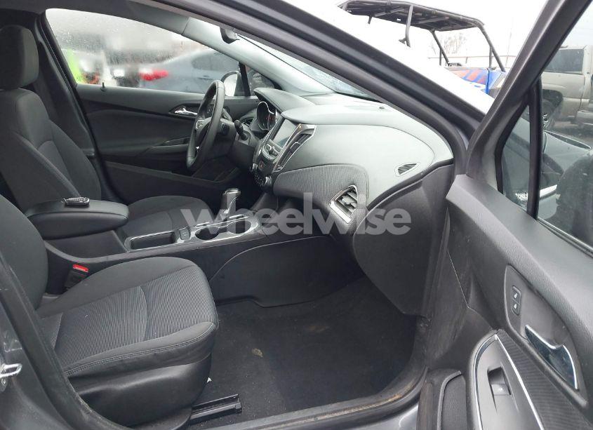 Photo 5 of 2019 Chevrolet Cruze LT (VIN 1G1BE5SMXK7100519)