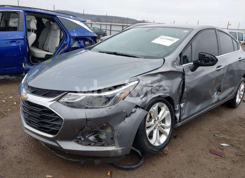 Photo 6 of 2019 Chevrolet Cruze LT (VIN 1G1BE5SMXK7100519)