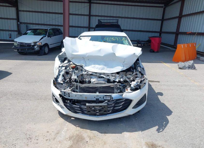 Photo 12 of 2019 Chevrolet Cruze LT (VIN 1G1BE5SMXK7107406)