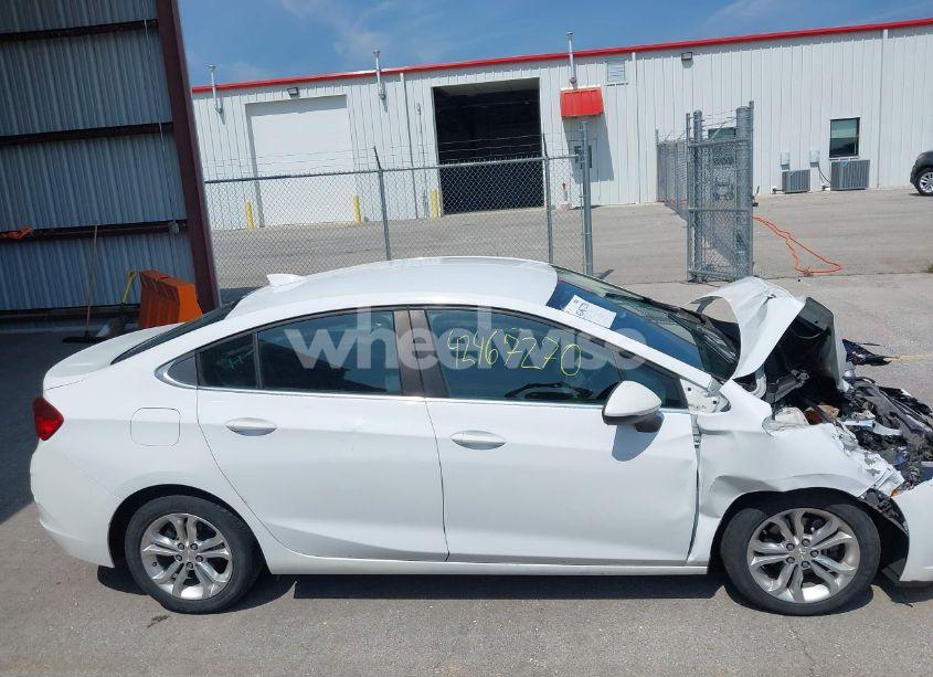 Photo 13 of 2019 Chevrolet Cruze LT (VIN 1G1BE5SMXK7107406)