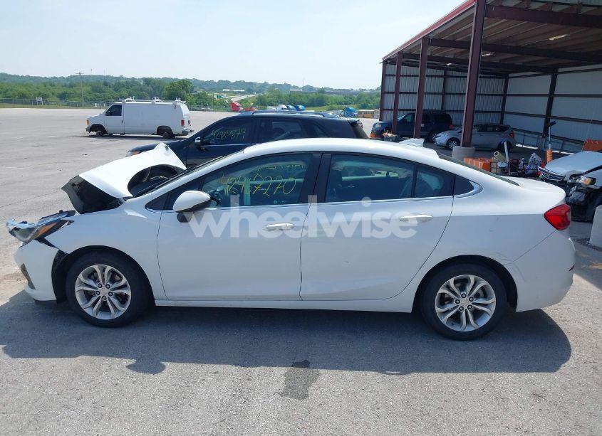 Photo 14 of 2019 Chevrolet Cruze LT (VIN 1G1BE5SMXK7107406)