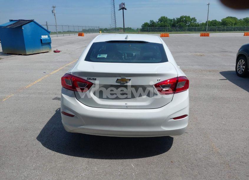Photo 16 of 2019 Chevrolet Cruze LT (VIN 1G1BE5SMXK7107406)