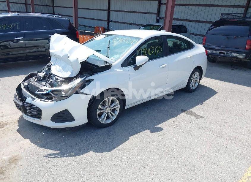 Photo 2 of 2019 Chevrolet Cruze LT (VIN 1G1BE5SMXK7107406)