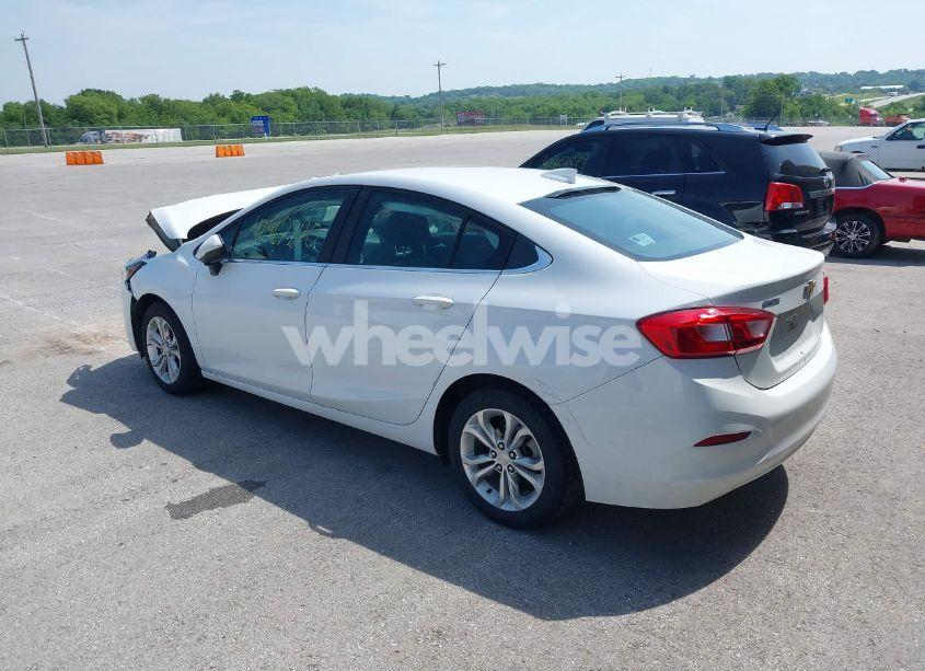 Photo 3 of 2019 Chevrolet Cruze LT (VIN 1G1BE5SMXK7107406)