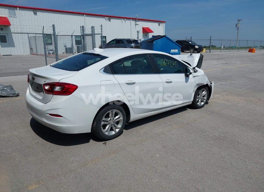 Photo 4 of 2019 Chevrolet Cruze LT (VIN 1G1BE5SMXK7107406)
