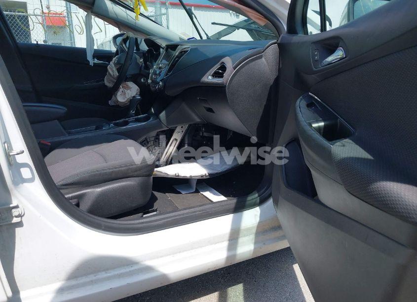 Photo 5 of 2019 Chevrolet Cruze LT (VIN 1G1BE5SMXK7107406)