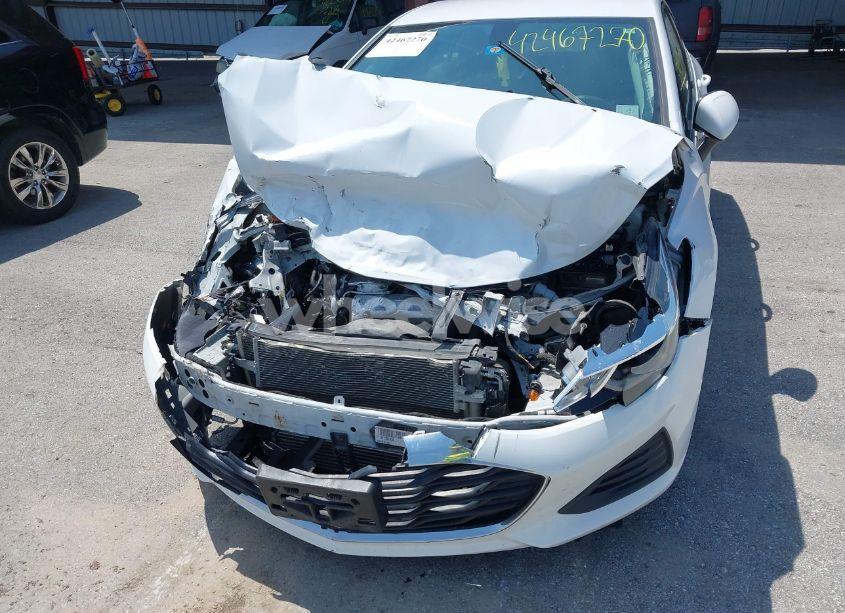 Photo 6 of 2019 Chevrolet Cruze LT (VIN 1G1BE5SMXK7107406)