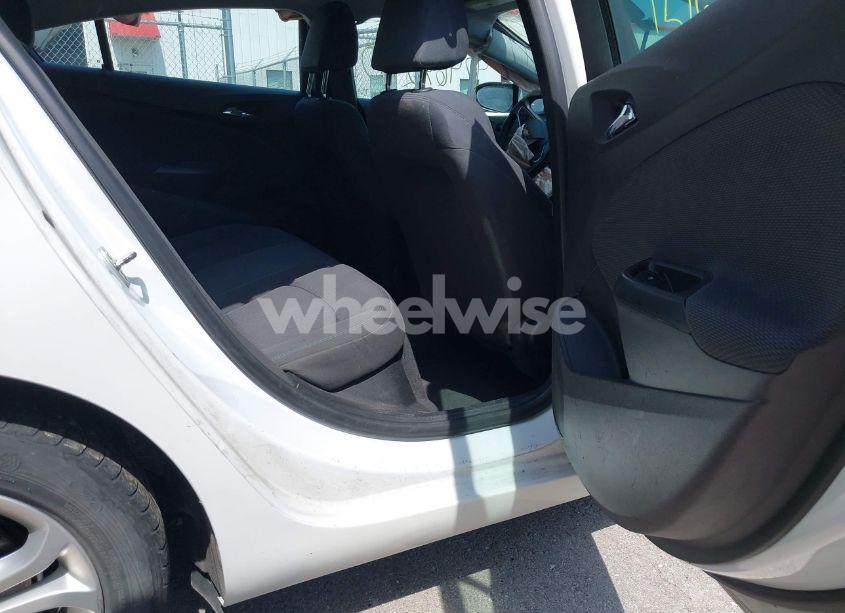 Photo 8 of 2019 Chevrolet Cruze LT (VIN 1G1BE5SMXK7107406)