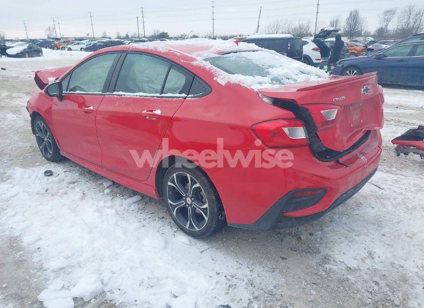 Photo 3 of 2019 Chevrolet Cruze LT (VIN 1G1BE5SMXK7108278)
