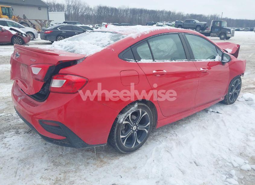 Photo 4 of 2019 Chevrolet Cruze LT (VIN 1G1BE5SMXK7108278)