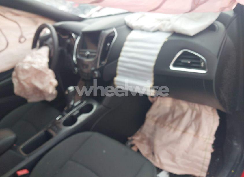 Photo 5 of 2019 Chevrolet Cruze LT (VIN 1G1BE5SMXK7108278)