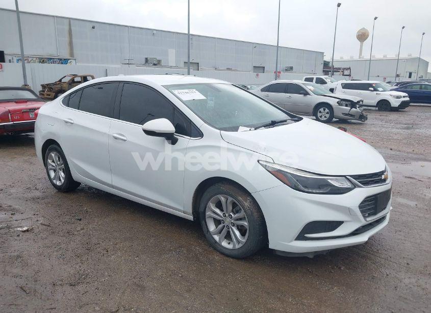 2019 Chevrolet Cruze LT (VIN 1G1BE5SMXK7146271) main photo