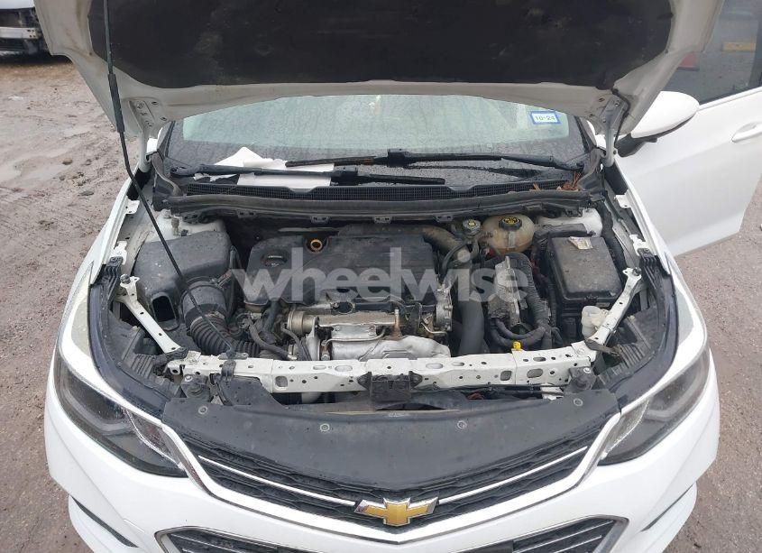Photo 10 of 2019 Chevrolet Cruze LT (VIN 1G1BE5SMXK7146271)