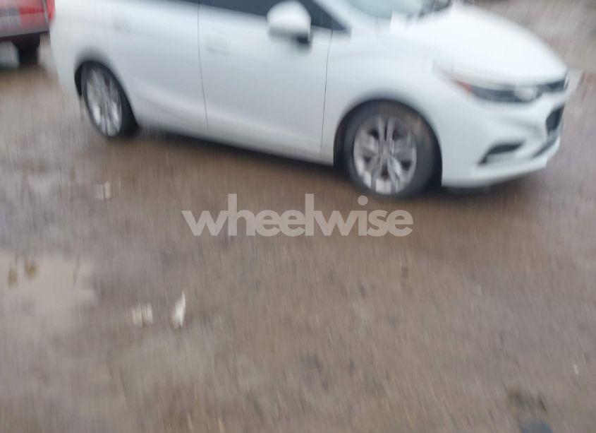 Photo 13 of 2019 Chevrolet Cruze LT (VIN 1G1BE5SMXK7146271)