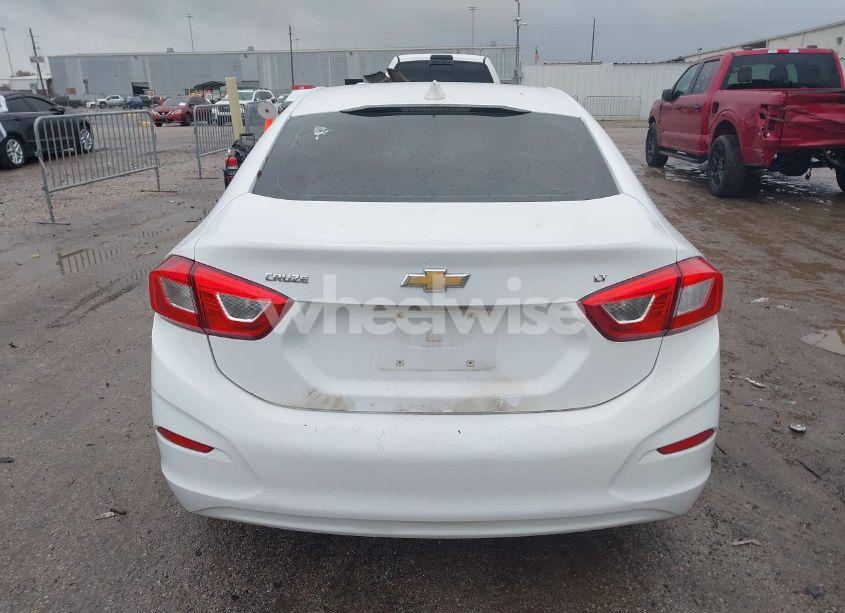 Photo 16 of 2019 Chevrolet Cruze LT (VIN 1G1BE5SMXK7146271)