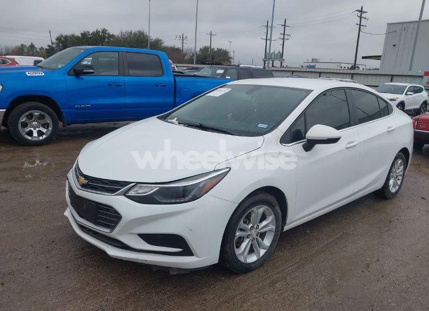 Photo 2 of 2019 Chevrolet Cruze LT (VIN 1G1BE5SMXK7146271)
