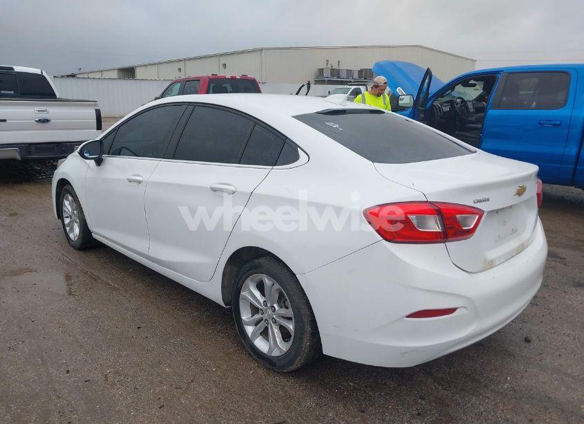 Photo 3 of 2019 Chevrolet Cruze LT (VIN 1G1BE5SMXK7146271)