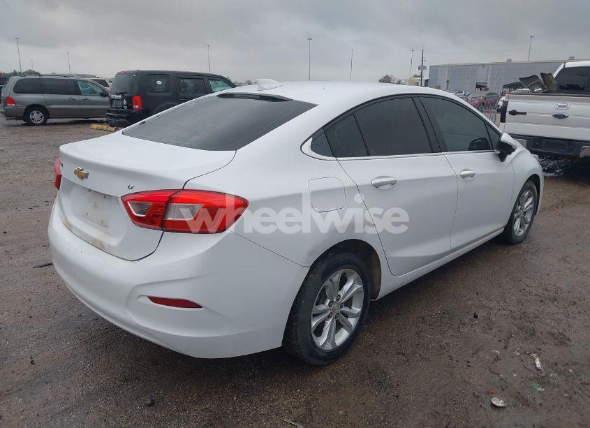 Photo 4 of 2019 Chevrolet Cruze LT (VIN 1G1BE5SMXK7146271)