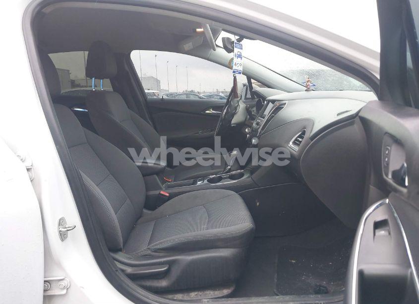 Photo 5 of 2019 Chevrolet Cruze LT (VIN 1G1BE5SMXK7146271)