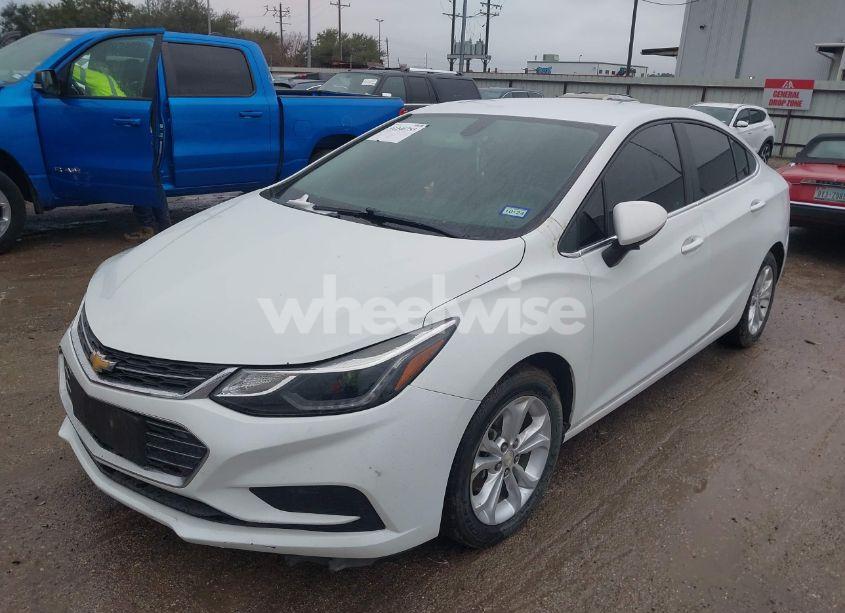 Photo 6 of 2019 Chevrolet Cruze LT (VIN 1G1BE5SMXK7146271)
