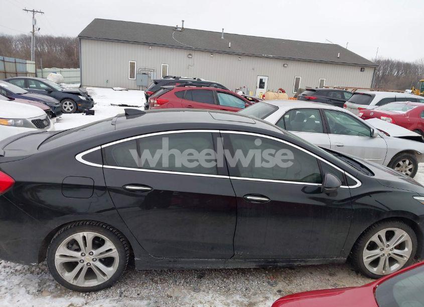 2018 Chevrolet Cruze PREMIER AUTO (VIN 1G1BF5SM8J7143686) main photo