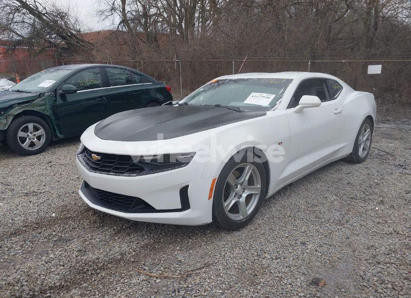 Photo 2 of 2019 Chevrolet Camaro 1LT (VIN 1G1FB1RS5K0107667)