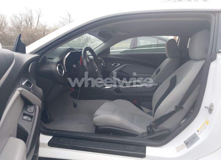 Photo 5 of 2019 Chevrolet Camaro 1LT (VIN 1G1FB1RS5K0107667)