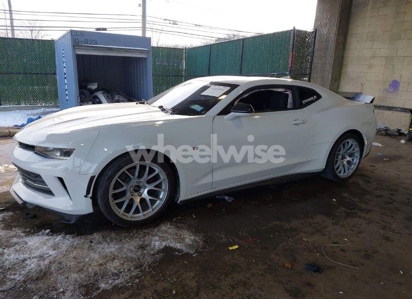 Photo 2 of 2018 Chevrolet Camaro 1LT (VIN 1G1FB1RS6J0136139)