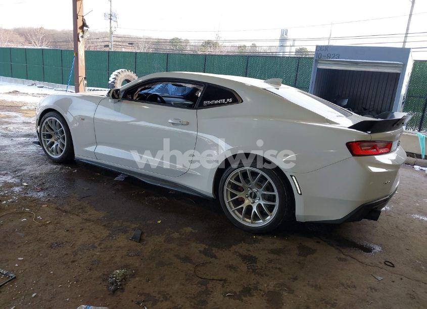 Photo 3 of 2018 Chevrolet Camaro 1LT (VIN 1G1FB1RS6J0136139)