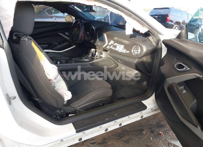 Photo 5 of 2018 Chevrolet Camaro 1LT (VIN 1G1FB1RS6J0136139)