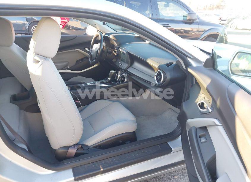 Photo 5 of 2017 Chevrolet Camaro 1LT (VIN 1G1FB1RX1H0141867)