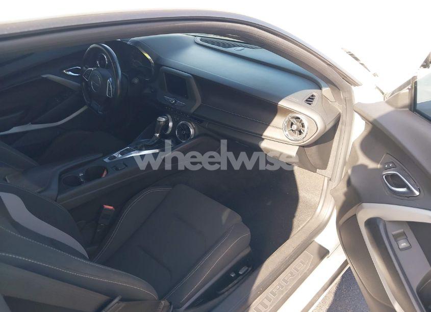 Photo 5 of 2019 Chevrolet Camaro 1LT (VIN 1G1FB1RX8K0112793)