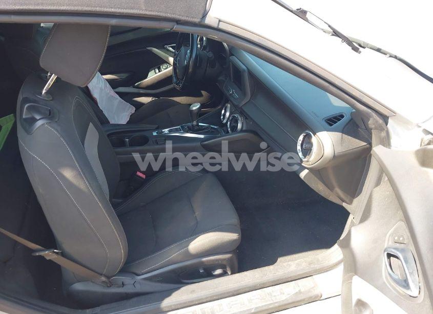 Photo 5 of 2019 Chevrolet Camaro 1LT (VIN 1G1FB3DS9K0127620)