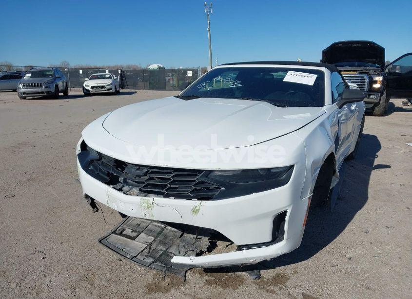 Photo 2 of 2019 Chevrolet Camaro 1LT (VIN 1G1FB3DSXK0108395)