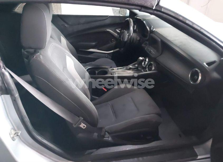 Photo 5 of 2018 Chevrolet Camaro 1LT (VIN 1G1FB3DX1J0130330)