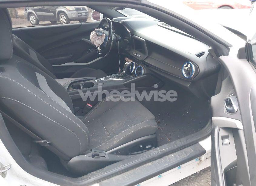 Photo 5 of 2019 Chevrolet Camaro 1LT (VIN 1G1FB3DXXK0124754)