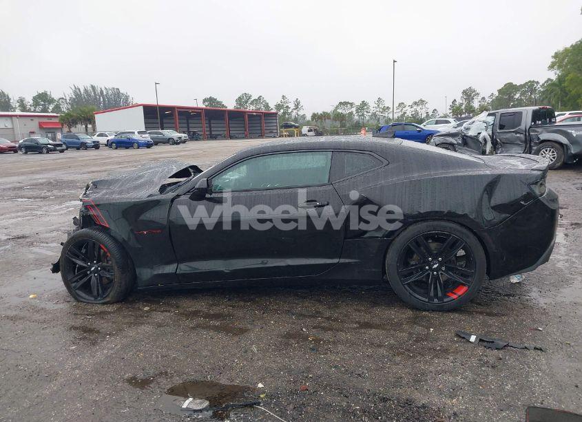 Photo 14 of 2018 Chevrolet Camaro 2LT (VIN 1G1FC1RS6J0182650)