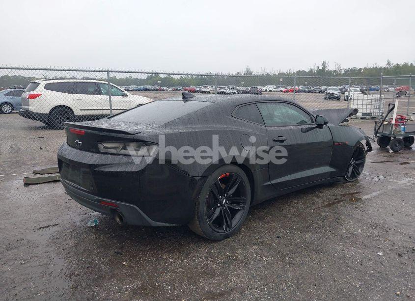 Photo 4 of 2018 Chevrolet Camaro 2LT (VIN 1G1FC1RS6J0182650)