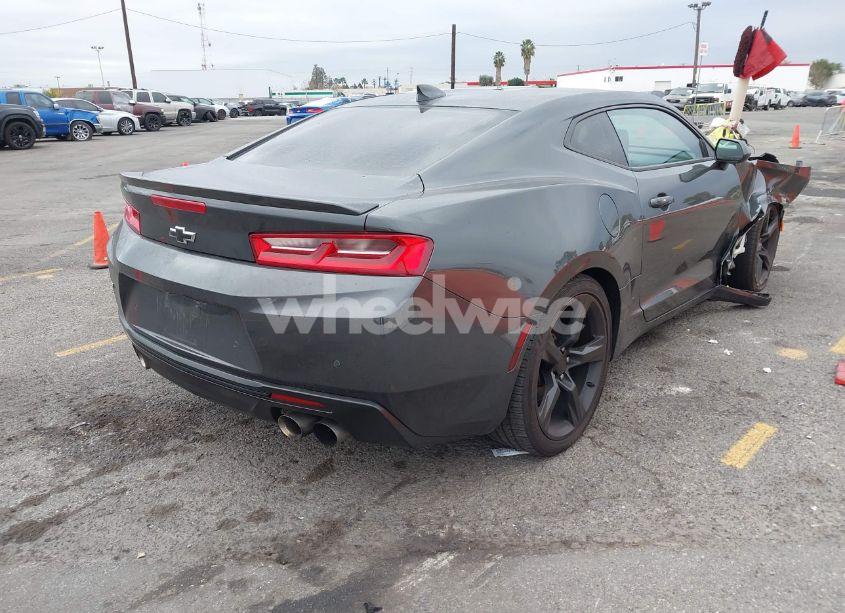 Photo 4 of 2018 Chevrolet Camaro 2LT (VIN 1G1FC1RS7J0112686)
