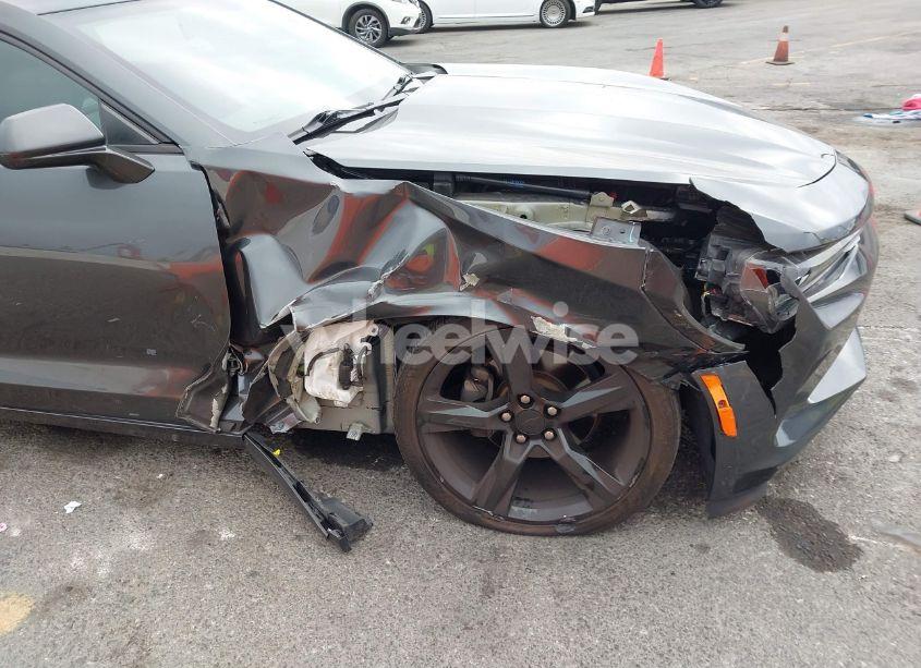 Photo 6 of 2018 Chevrolet Camaro 2LT (VIN 1G1FC1RS7J0112686)