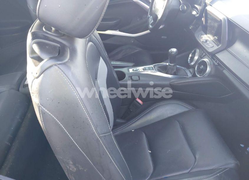 Photo 5 of 2017 Chevrolet Camaro 2LT (VIN 1G1FC1RSXH0146647)