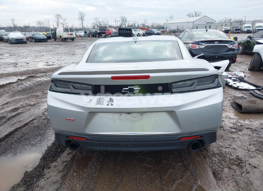 Photo 17 of 2018 Chevrolet Camaro 2LT (VIN 1G1FD1RS3J0142605)