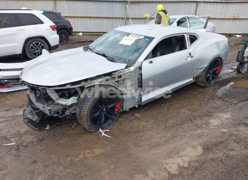 Photo 2 of 2018 Chevrolet Camaro 2LT (VIN 1G1FD1RS3J0142605)