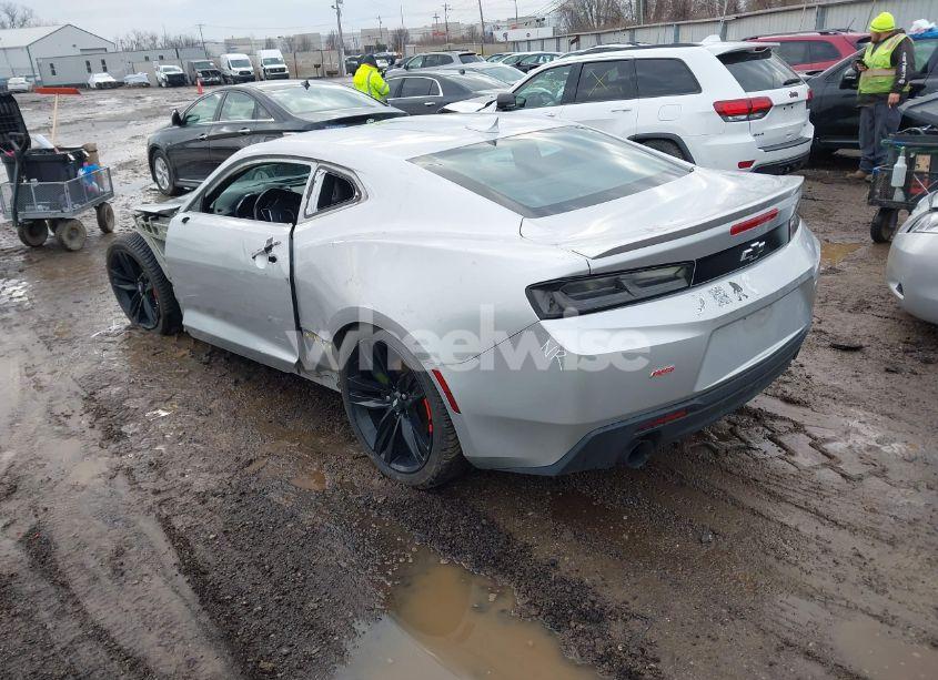 Photo 3 of 2018 Chevrolet Camaro 2LT (VIN 1G1FD1RS3J0142605)