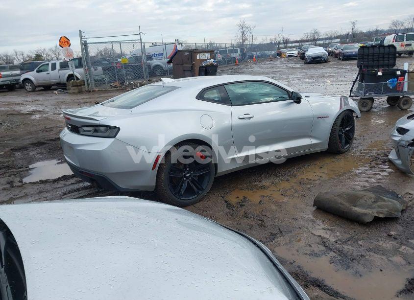 Photo 4 of 2018 Chevrolet Camaro 2LT (VIN 1G1FD1RS3J0142605)