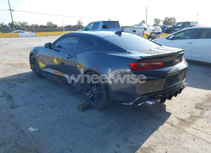 Photo 3 of 2017 Chevrolet Camaro 2LT (VIN 1G1FD1RS5H0107025)