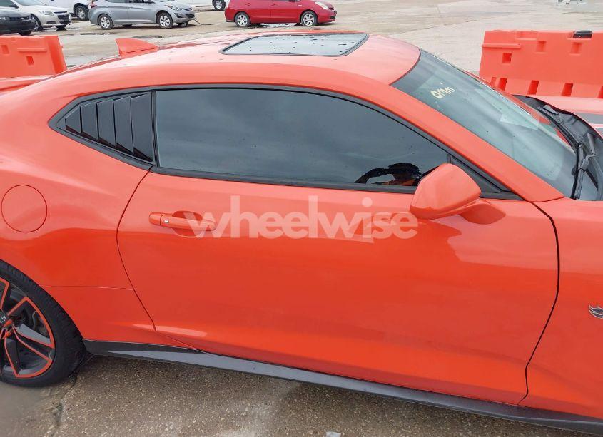 Photo 13 of 2018 Chevrolet Camaro 2LT (VIN 1G1FD1RS5J0160524)