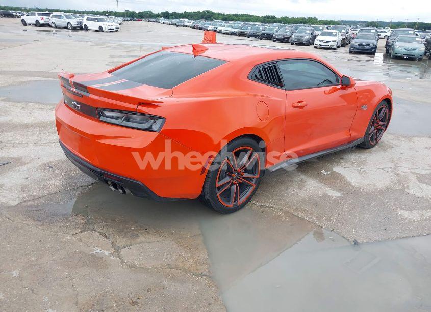 Photo 4 of 2018 Chevrolet Camaro 2LT (VIN 1G1FD1RS5J0160524)