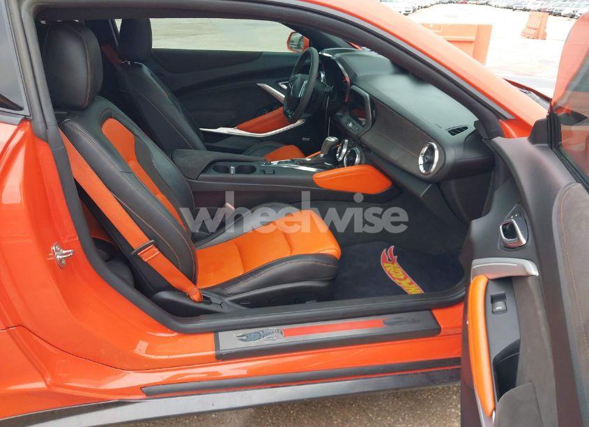 Photo 5 of 2018 Chevrolet Camaro 2LT (VIN 1G1FD1RS5J0160524)