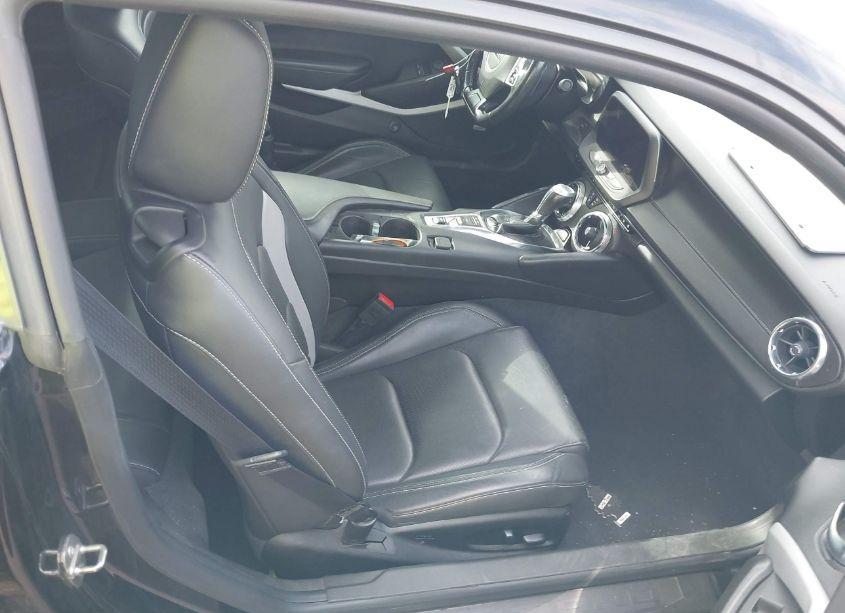 Photo 5 of 2019 Chevrolet Camaro 2LT (VIN 1G1FD1RS6K0111012)